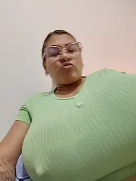 צ'אט XXX בשידור חי של AlexxiaaMat