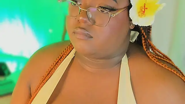 Ayanaa_Ebony_ élő XXX-chatje
