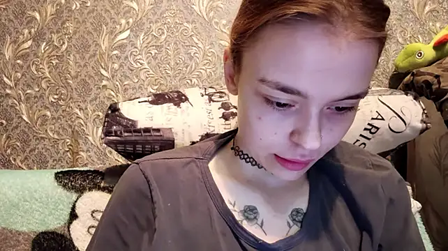 CaraDelevingnee élő XXX-chatje