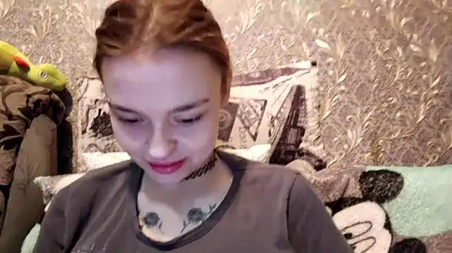 CaraDelevingnee élő XXX-chatje