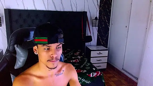 Angel_foxc13 élő XXX-chatje