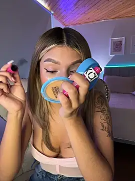Issa_pink18 élő XXX-chatje
