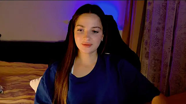 Chatroom XXX en direct de KiraVair
