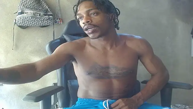 Larry-n-clouds live XXX chat