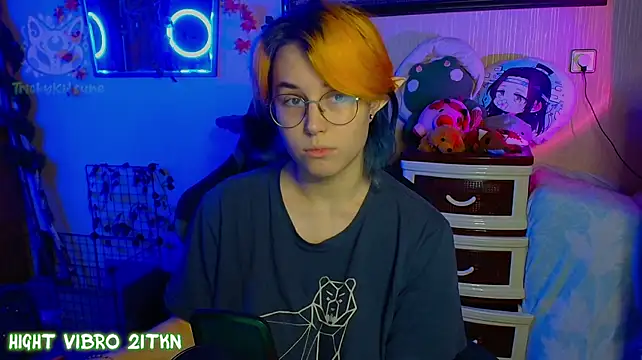 TrickyKitsune live XXX chat