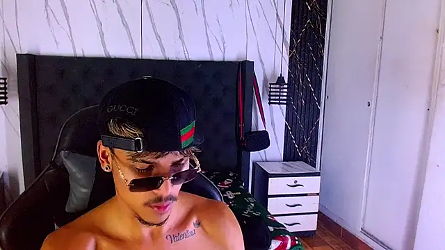 Angel_foxc13 élő XXX-chatje