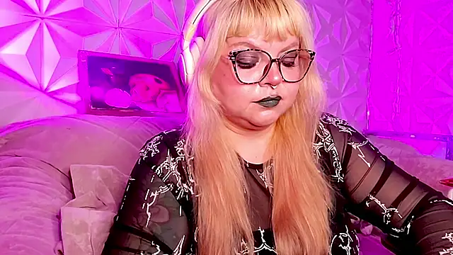Satyn_doll élő XXX-chatje