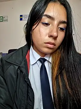 Angela__05 Adlı Modelin Canlı XXX Sohbeti