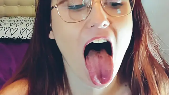 XXX chat uživo modela DirtyThree