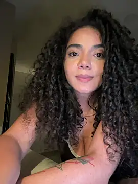Curlyierr Chat XXX in diretta