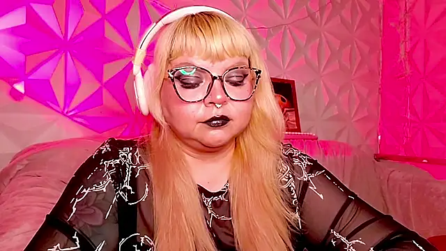 צ'אט XXX בשידור חי של Satyn_doll