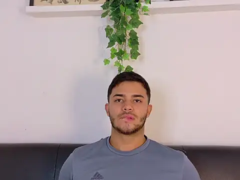 XXX chat uživo modela TylerWest_