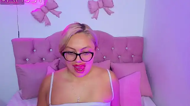 LAINEY_TAY's Live Chat Room