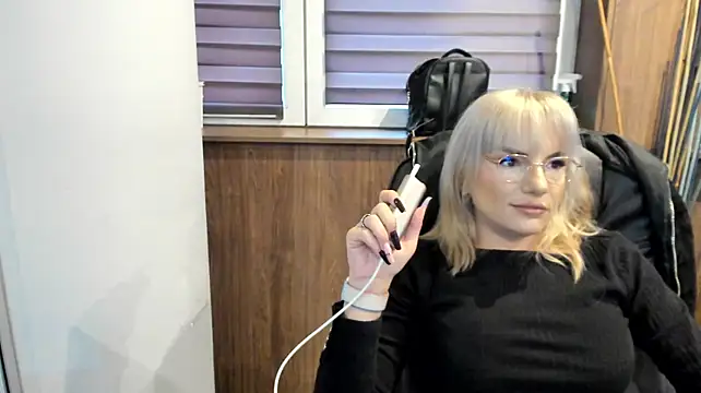 EllaWhisper's Live XXX Chat