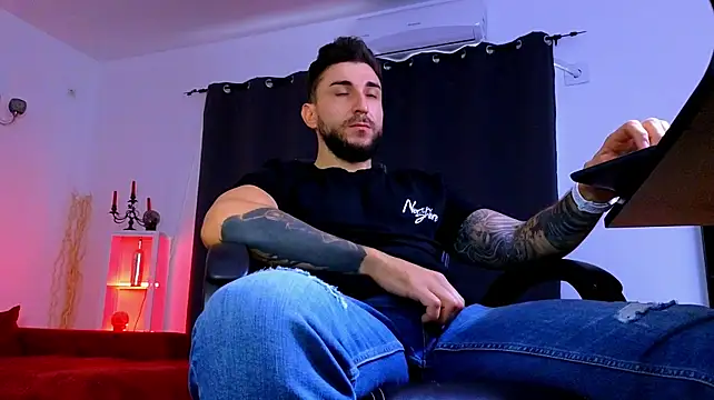 MightyAaron66 Adlı Modelin Canlı XXX Sohbeti