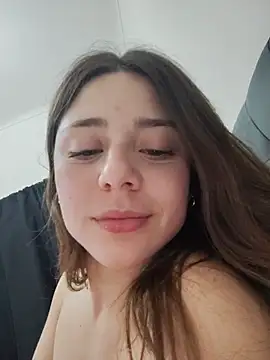 emmapetiit's Live Chat Room