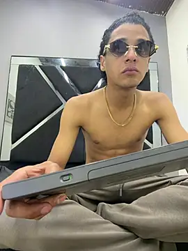 Maximo_Juli Live XXX-chat
