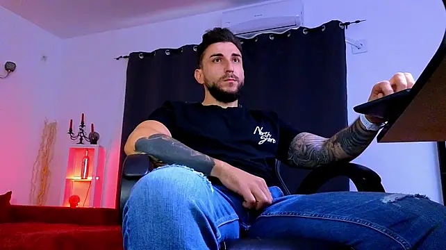 MightyAaron66's Live XXX Chat