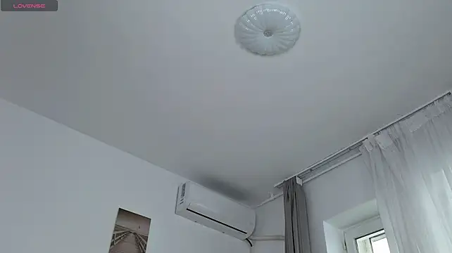 JullyFox Adlı Modelin Canlı XXX Sohbeti