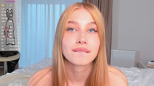 JunieAmert's Live XXX Chat