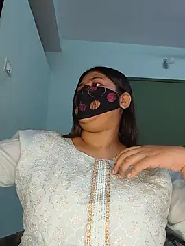 YOUR_GF_ Adlı Modelin Canlı XXX Sohbeti