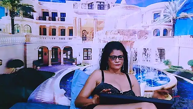 IndianAllure Adlı Modelin Canlı XXX Sohbeti