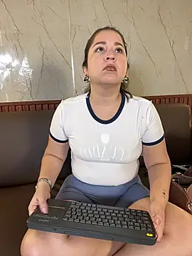MissKynova Adlı Modelin Canlı XXX Sohbeti