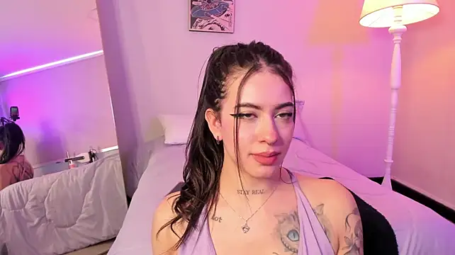 Alice_Vixen Adlı Modelin Canlı XXX Sohbeti