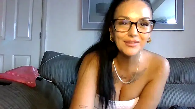 Pretty_Kizzi Chat XXX live