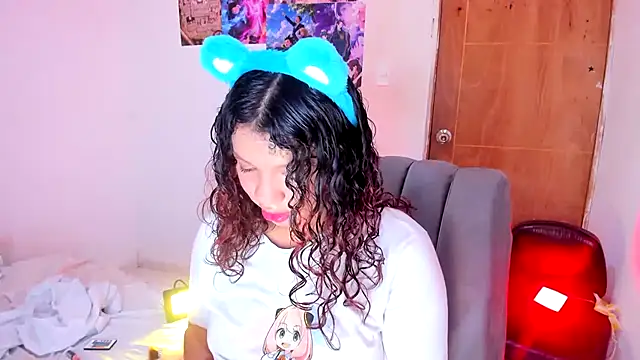 Emily_Coper18 Adlı Modelin Canlı XXX Sohbeti