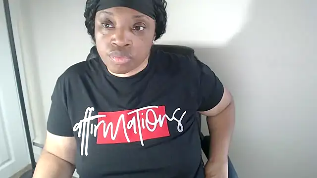 Chat +18 de Sexymona1218 ao vivo
