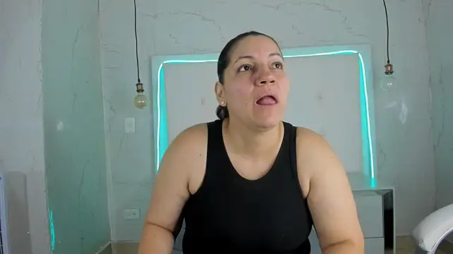 Heidy_milf Adlı Modelin Canlı XXX Sohbeti