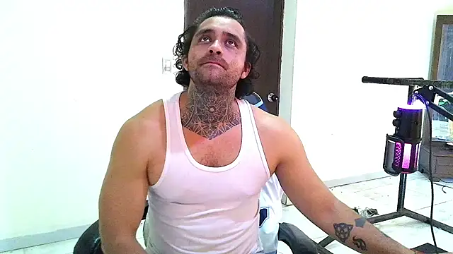 aronmiller404 live XXX chat