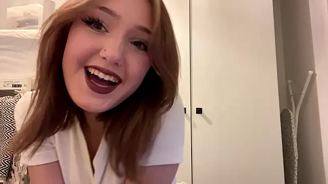 sereneglowz Adlı Modelin Canlı XXX Sohbeti