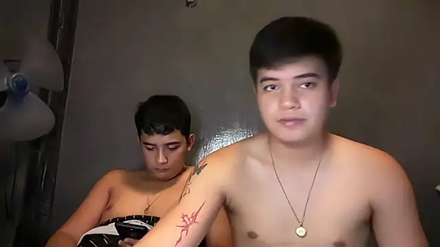 YourCutieBoy_Bigcum14 Show Webcam
