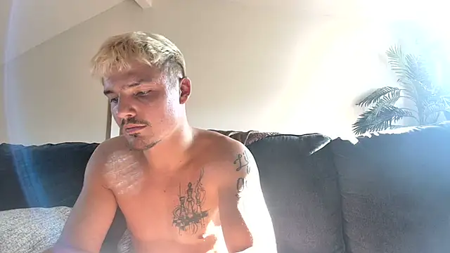 צ'אט XXX בשידור חי של derekmontana2