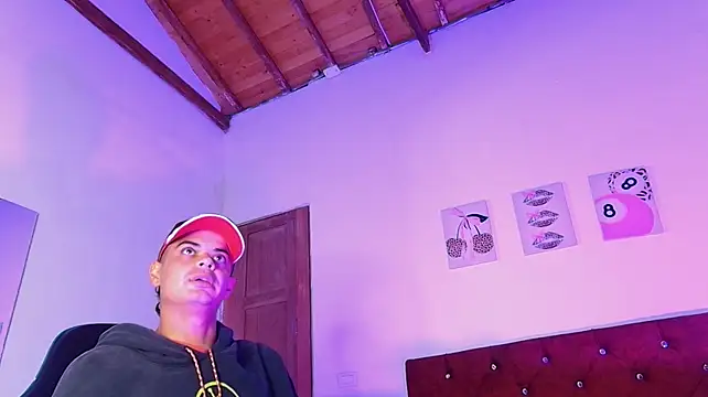 XXX chat uživo modela BuckAdams