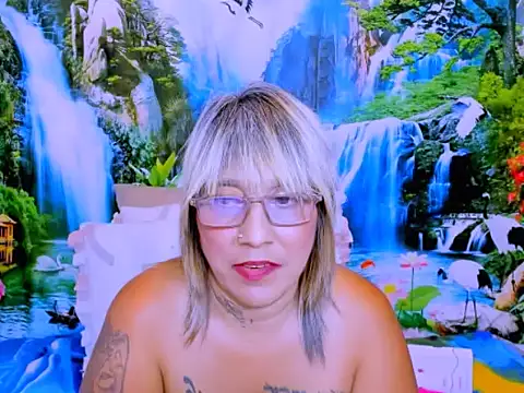 צ'אט XXX בשידור חי של indianroxy