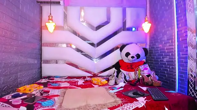 EmmyTorner Adlı Modelin Canlı XXX Sohbeti