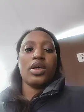 Chat +18 de naomy_makani ao vivo
