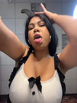 SmileyBabeXXX live XXX chat