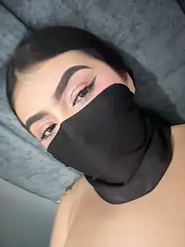 zharaaa18 Adlı Modelin Canlı XXX Sohbeti