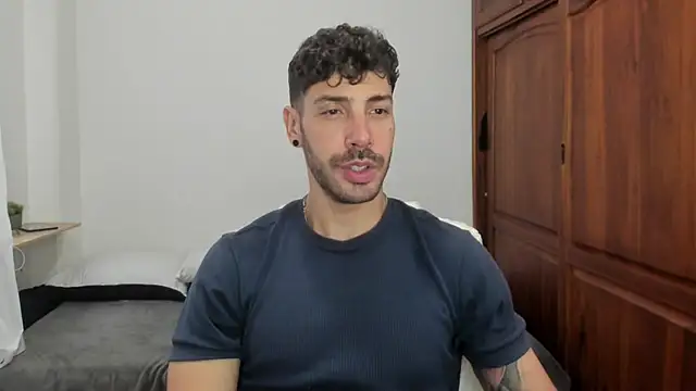 Show modela Guyinthemountain na web-kameri