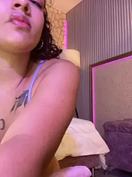 Chat XXX ao vivo de EMILYY_FOXY