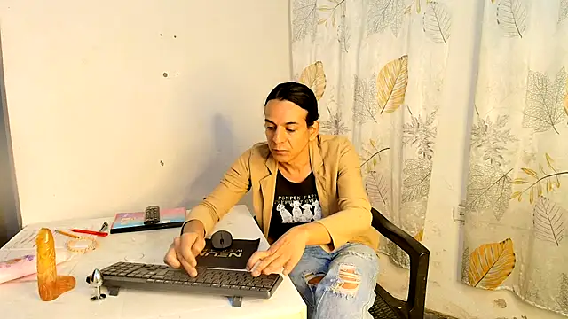 Oh_Tique's Live XXX Chat