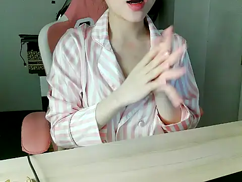 XXX chat uživo modela Linh-Barbie