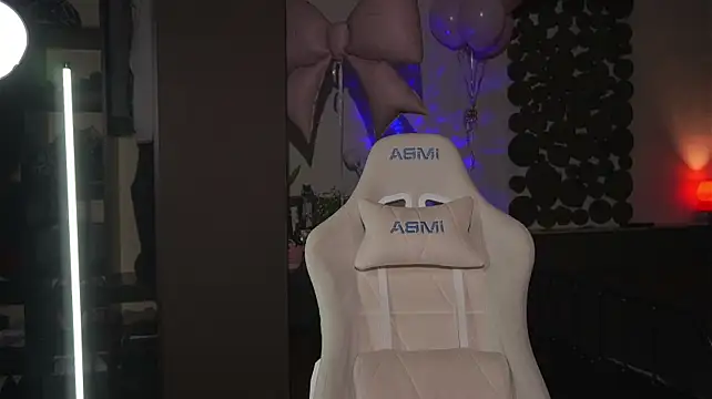 XXX chat uživo modela PixieMeow_