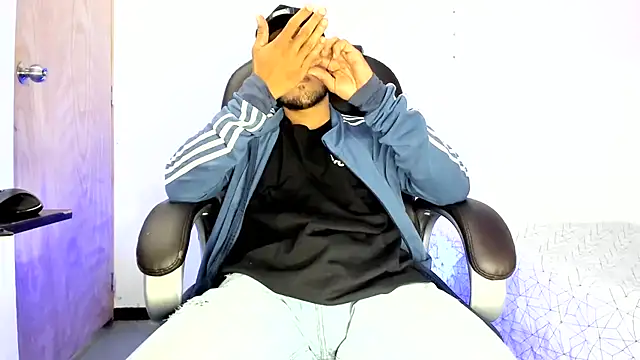 mikee_scooth élő XXX-chatje