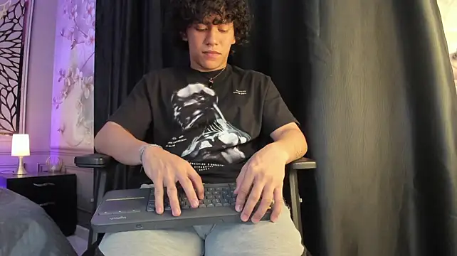 adrian_black86306のライブXXXチャット