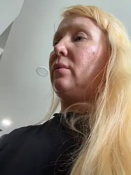 EmmaInLove23 Adlı Modelin Canlı XXX Sohbeti